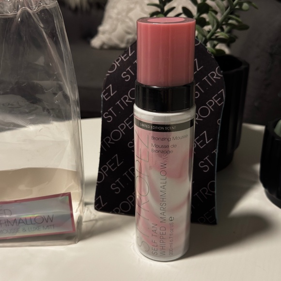 St. Tropez Limited Edition Marshmallow Self Tanner with Mitt - Picture 2 of 4